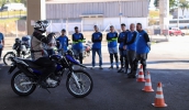 Motociclistas de entregas são atendidos em treinamento para melhoria da segurança no trânsito